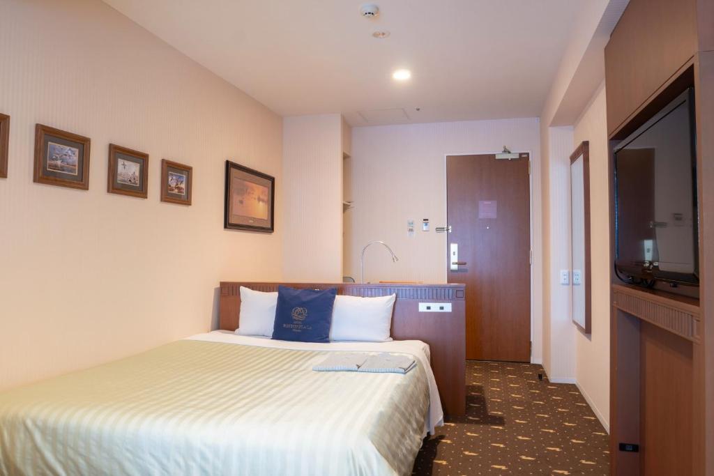 une chambre d'hôtel avec un lit et une télévision à écran plat dans l'établissement Boston Plaza Kusatsu Biwa Lake - Vacation STAY 15434v, à Kusatsu