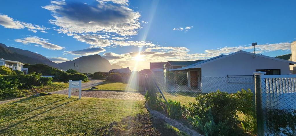 ein Haus mit Sonne auf einem Hof in der Unterkunft The Beach Cottage Betty's Bay in Bettyʼs Bay