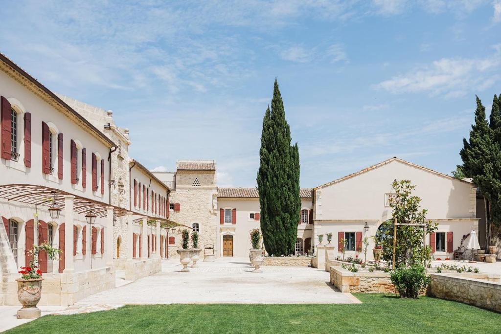 une cour d'une maison avec un arbre dans l'établissement Le Mas Caladoc Luxury Retreat with Private Spa in Provence, à Arles
