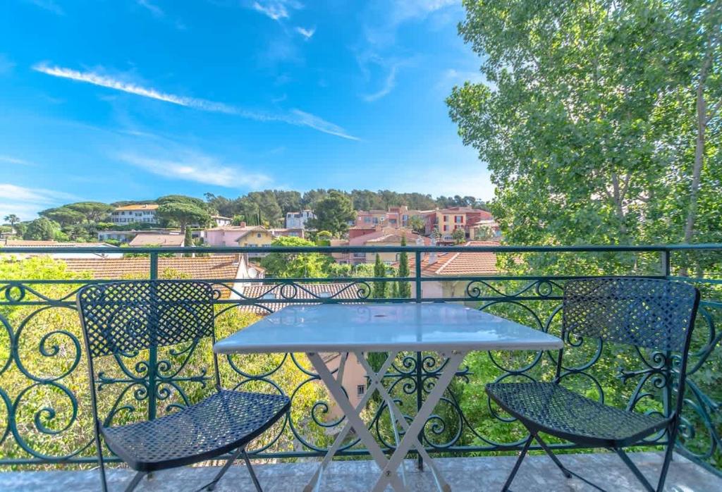 d'un balcon avec une table et des chaises. dans l'établissement Floralies A l Views & Parking l Shellter Rentals, à Saint-Tropez