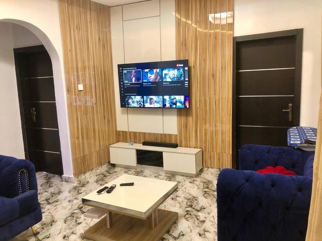 Carve Out A Great Life At Our 2-BR-APT With 24HRS PWR And WiFi電視和／或娛樂中心