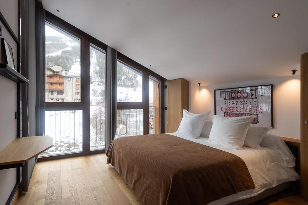 Postel nebo postele na pokoji v ubytování Isard Penthouse & Spa
