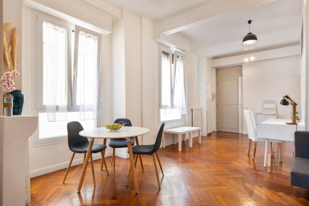 une salle à manger avec une table et des chaises dans l'établissement Central & Cosy, à Nice