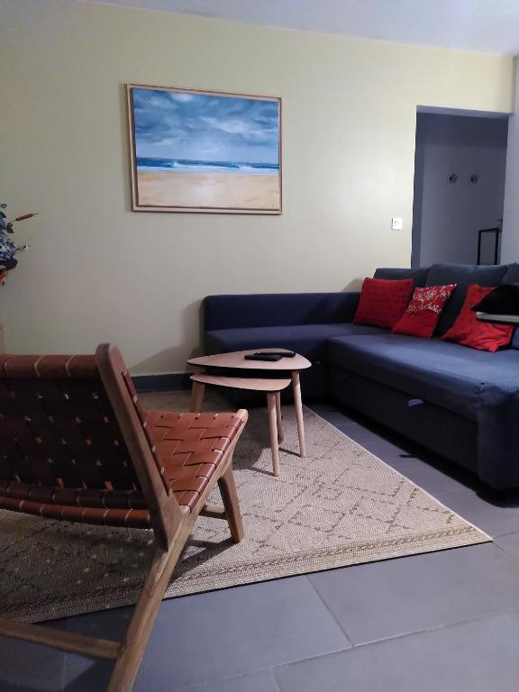 un salon avec un canapé bleu et une table dans l'établissement Alizé du lac, à Aix-les-Bains