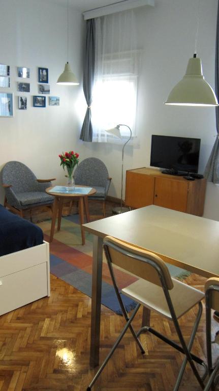 Televízia a/alebo spoločenská miestnosť v ubytovaní BudaFlats Apartments II.