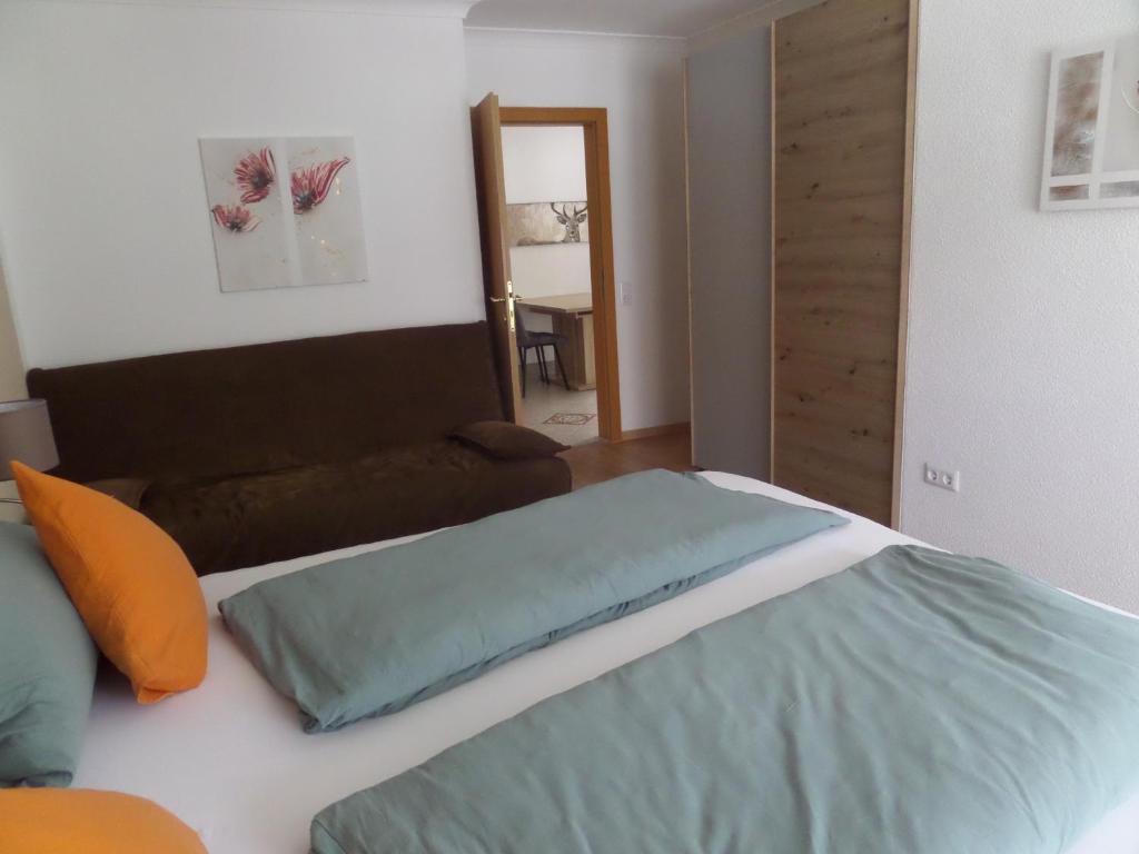 Een bed of bedden in een kamer bij Haus Regenbogen