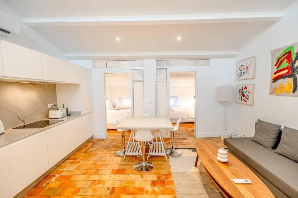 un salon avec un canapé et une table dans l'établissement Le Gambetta l Near the Port l Shellter Rentals, à Saint-Tropez