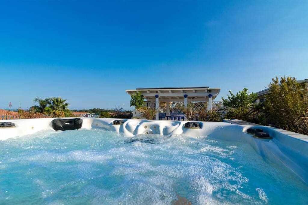 Bazén v ubytování Mediterranean Charm villa con piscina al mare nebo v jeho okolí