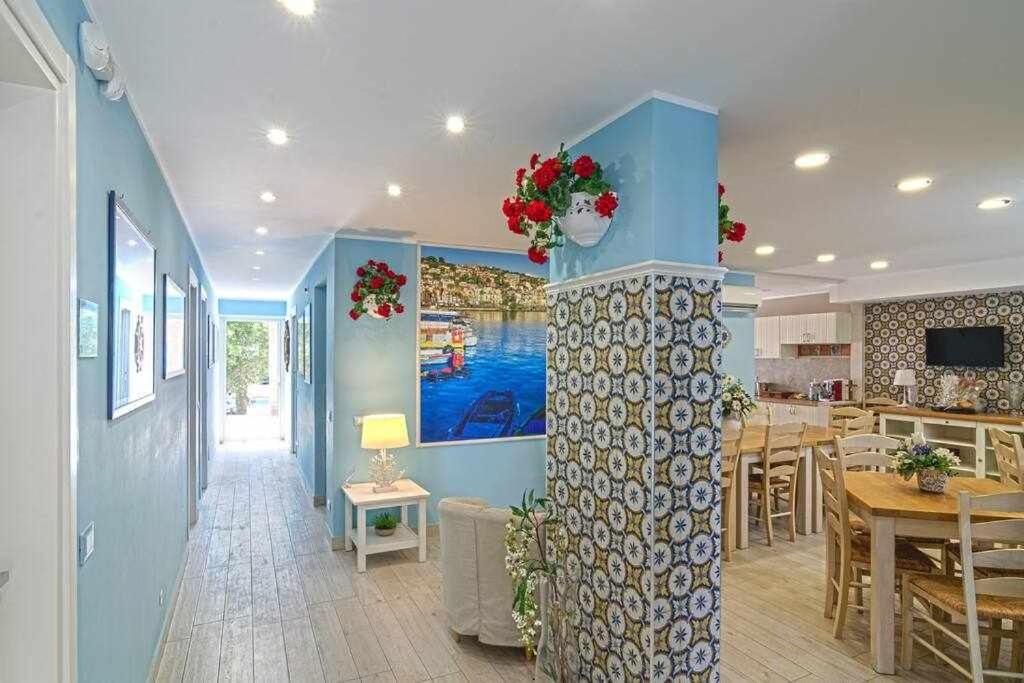 TV a/nebo společenská místnost v ubytování Mediterranean Charm villa con piscina al mare