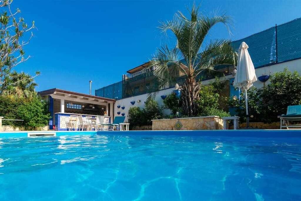 Bazén v ubytování Mediterranean Charm villa con piscina al mare nebo v jeho okolí