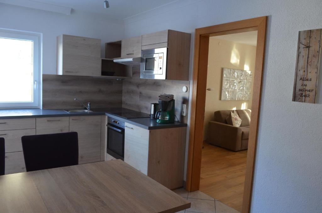 Een keuken of kitchenette bij Haus Regenbogen