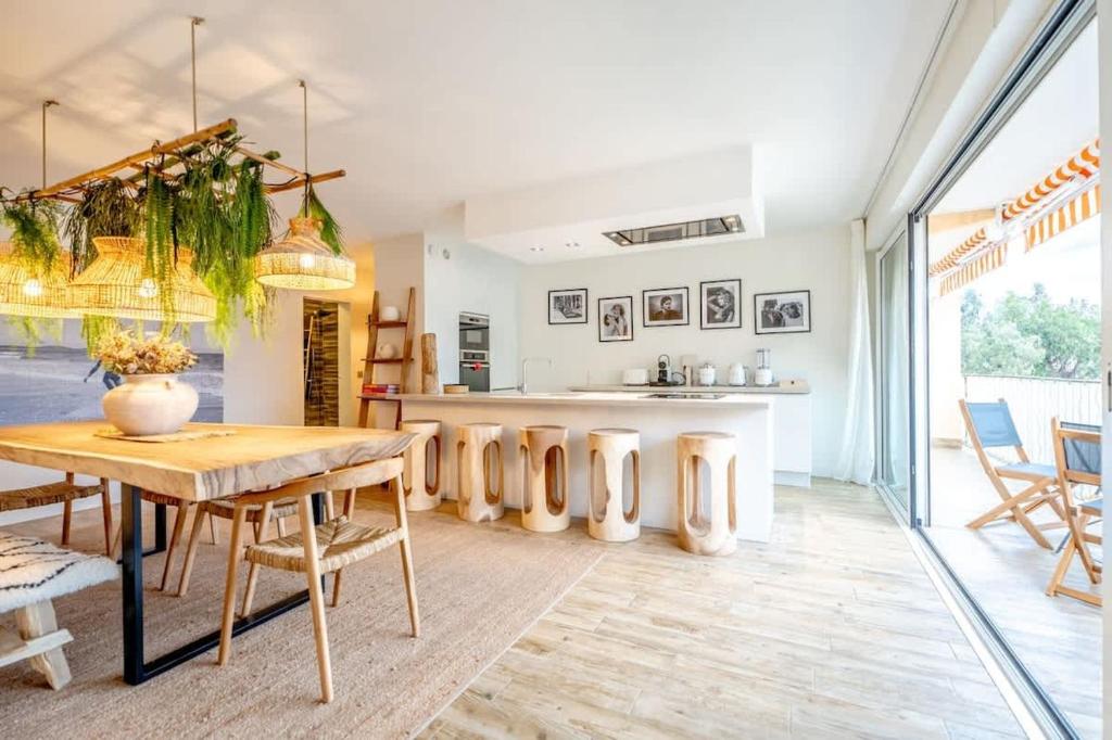 un salon avec une table et une cuisine dans l'établissement La Florida l Terrace & Beach l Shellter Rentals, à Saint-Tropez