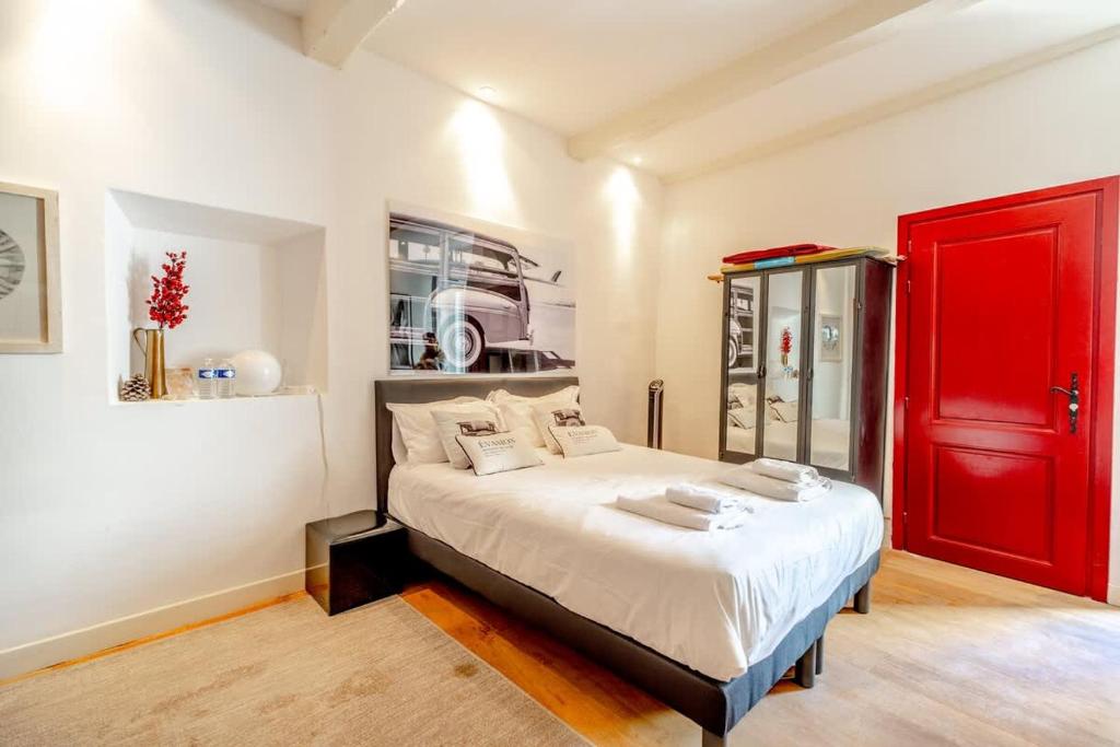 - une chambre avec une porte rouge et un lit dans l'établissement La Ponche l Beachside l Shellter Rentals, à Saint-Tropez