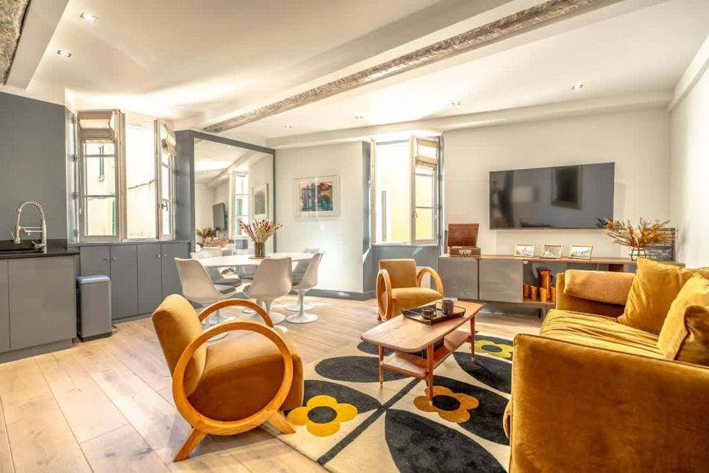 un salon avec un canapé, des chaises et une table dans l'établissement Kelly's Nest l Heart of Town l Shellter Rentals, à Saint-Tropez