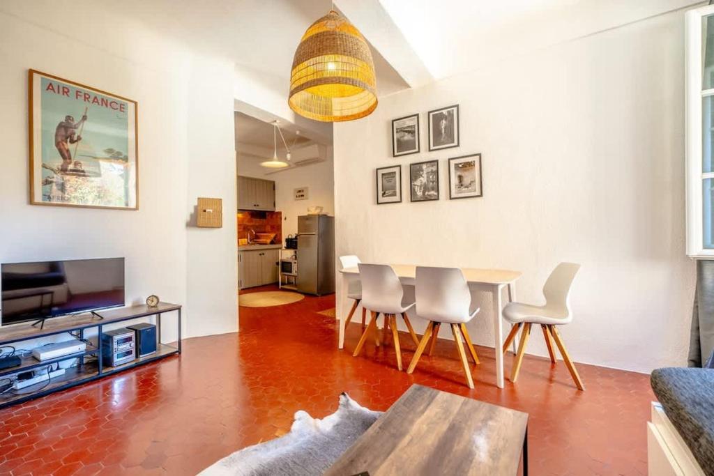 un salon avec une table et des chaises dans l'établissement L'Ormeau l Historic St-Tropez l Shellter Rentals, à Saint-Tropez