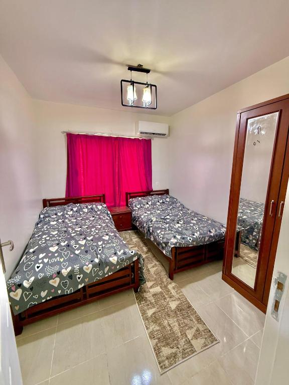 Letto o letti in una camera di شاليه بلومار السخنة blumar wadi degla