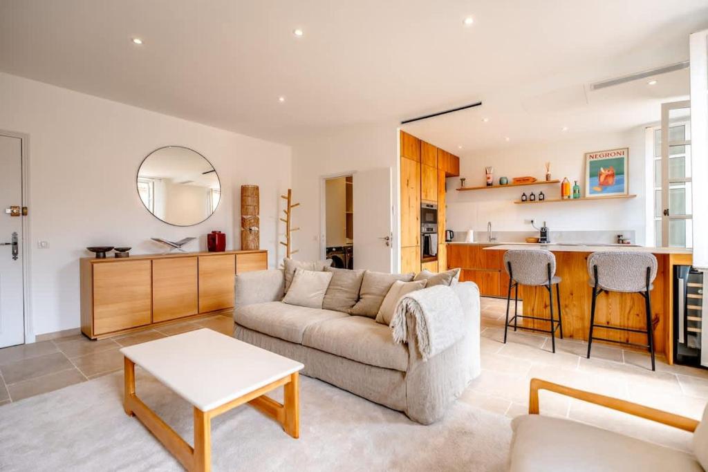 un salon avec un canapé et une cuisine dans l'établissement L'Oasis l Central & Comfort l Shellter Rentals, à Saint-Tropez