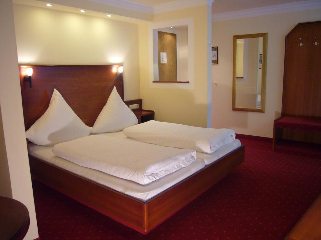 Postel nebo postele na pokoji v ubytování Klassik Hotel am Tor