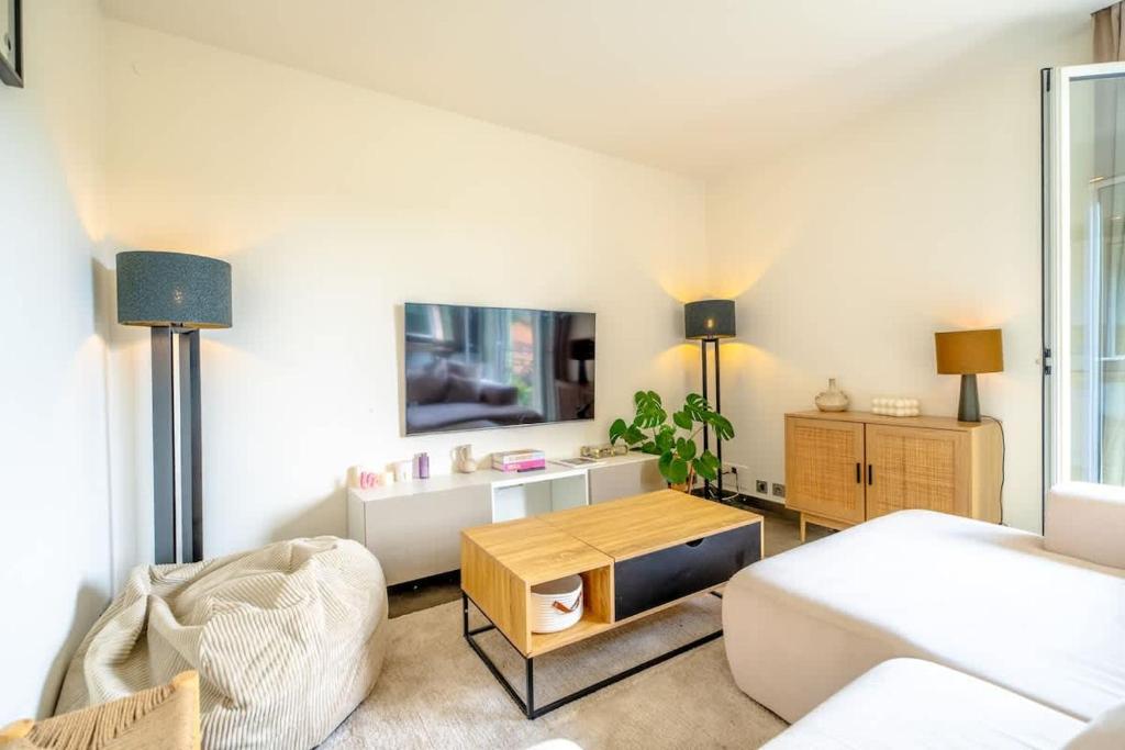 un salon avec un canapé et une table dans l'établissement Floralies B l Bright & Parking l Shellter Rentals, à Saint-Tropez