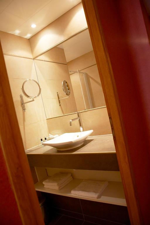 Koupelna v ubytování Logis Hôtel Le Cheval Blanc