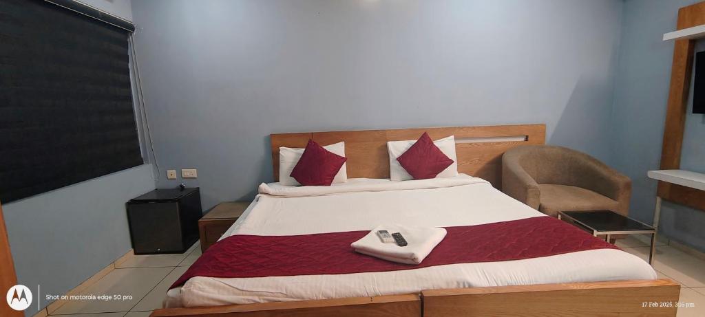 Postel nebo postele na pokoji v ubytování Sharp Suites