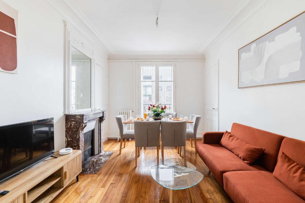 un salon avec un canapé et une table dans l'établissement Appartement 3 Pieces au Coeur du 19e - 4P, à Paris