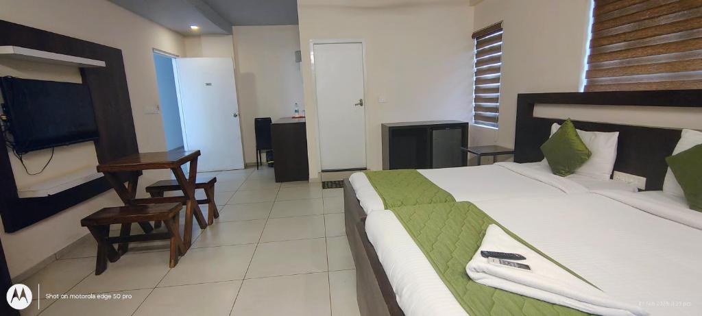 Postel nebo postele na pokoji v ubytování Sharp Suites