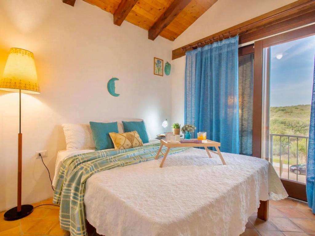 Una cama o camas en una habitación de ISA - Apartment 4 beds in Golfo Aranci just 150 mt from the sea