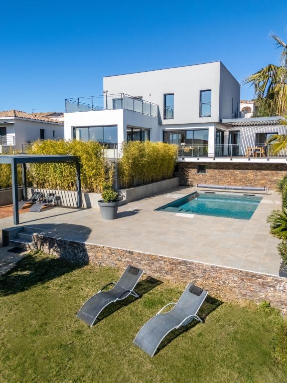 Luxueuse Villa pour huit personnes, piscine et vue sur le Golf