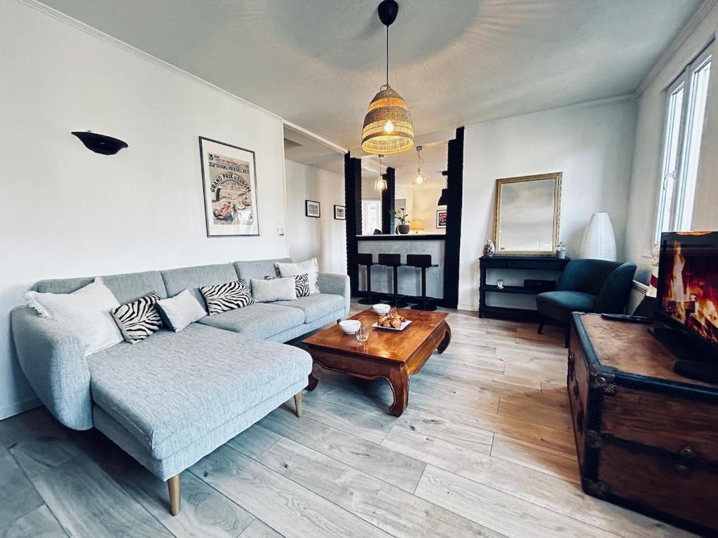 un salon avec un canapé et une table basse dans l'établissement Une bulle en champagne T3 hyper centre avec balcon, à Reims