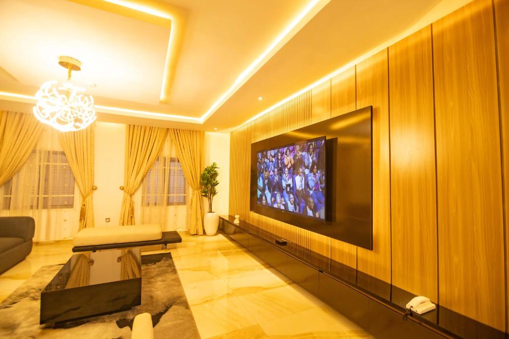 Televiisor ja/või meelelahutuskeskus majutusasutuses Db Continental Loft Apartment