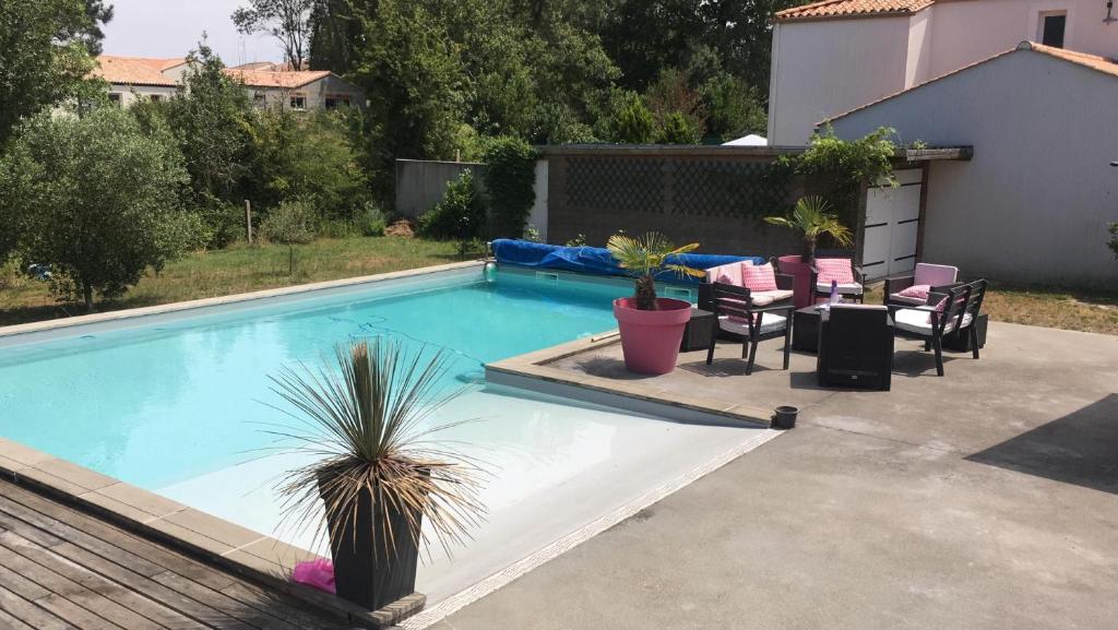 - une piscine avec des chaises et une table dans la cour dans l'établissement Villa familiale, à Le Fenouiller
