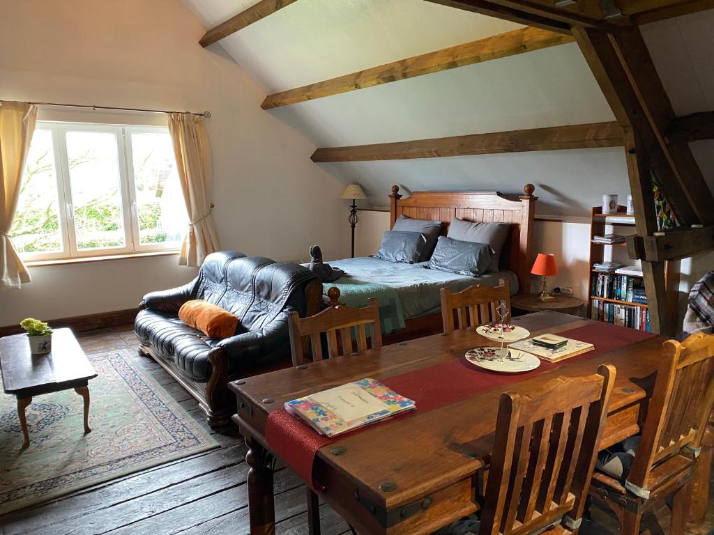 Gallery image of Spacious, rustic studio space for 2 persons in Saint-Cyr-du-Bailleul