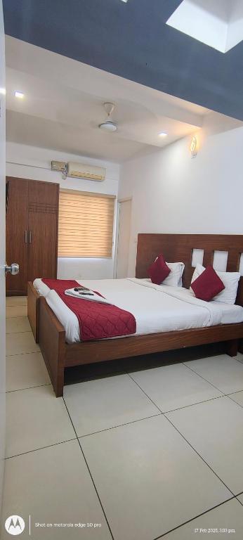 Postel nebo postele na pokoji v ubytování Sharp Suites