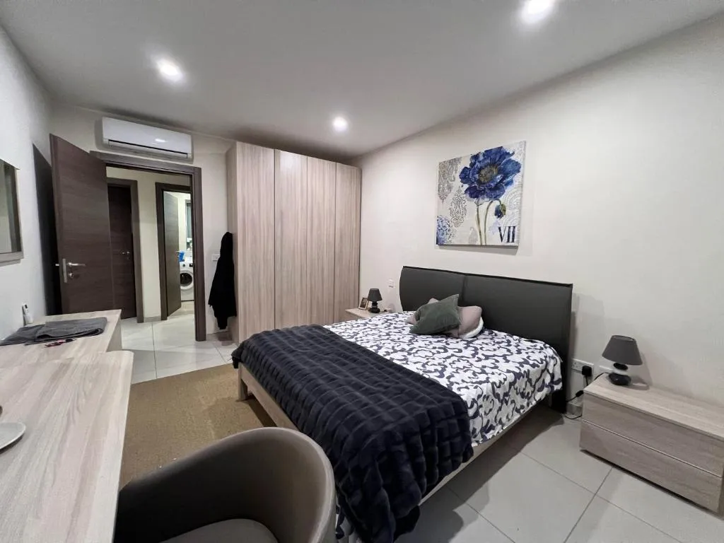 Spacious Private Room with a shared bathroom -Shared Flat