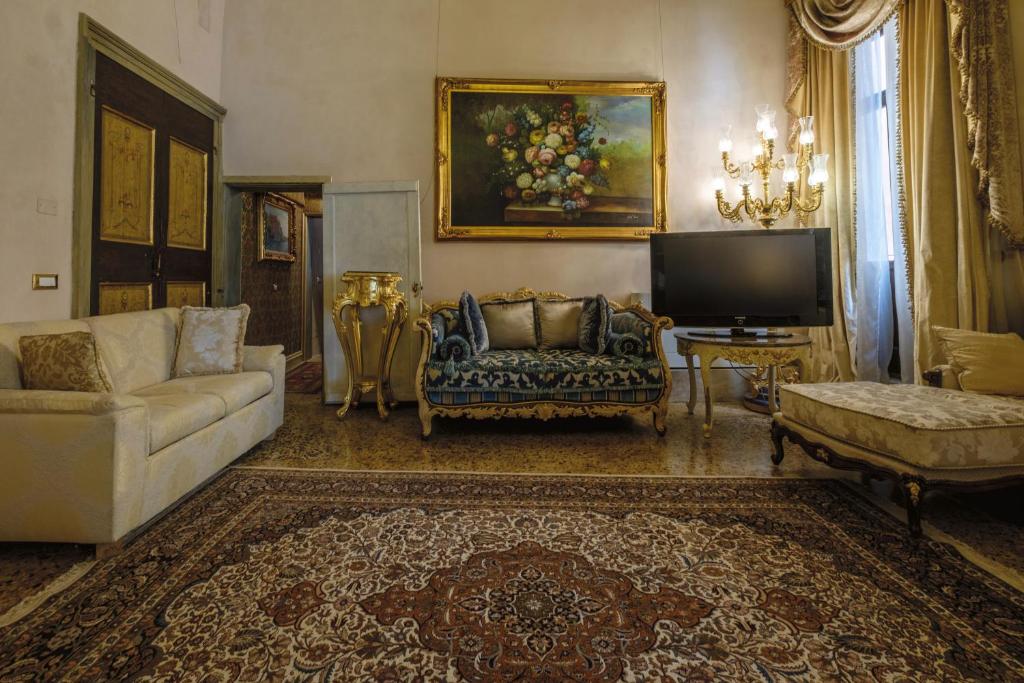 Televízia a/alebo spoločenská miestnosť v ubytovaní Palazzo Ca' Bernardo By Francesco Molon