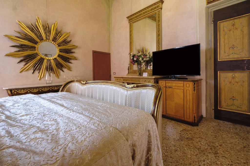 Televízia a/alebo spoločenská miestnosť v ubytovaní Palazzo Ca' Bernardo By Francesco Molon