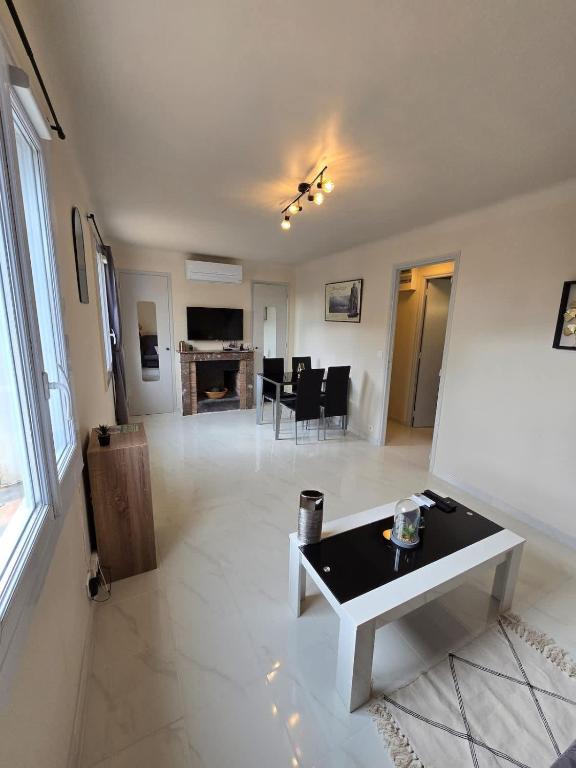 - un salon avec une table au milieu dans l'établissement Studio Celli l Near Port & AC l Shellter Rentals, à Saint-Tropez