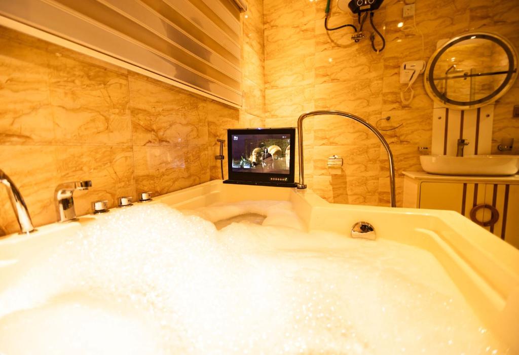 Televiisor ja/või meelelahutuskeskus majutusasutuses Db Continental Loft Apartment