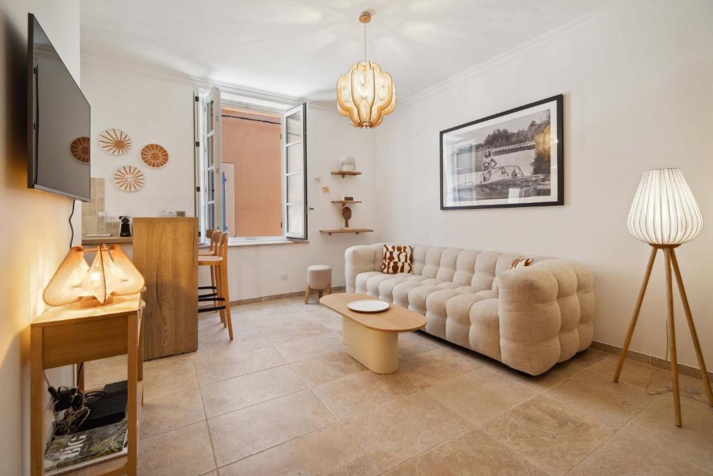 un salon avec un canapé et une table dans l'établissement Petit Saint-Jean l Old Village l Shellter Rentals, à Saint-Tropez