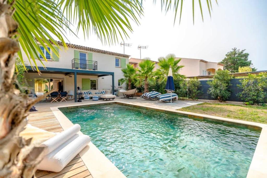 une piscine devant une maison dans l'établissement Villa 33 l Pool & Gym l Shellter Rentals, à Grimaud