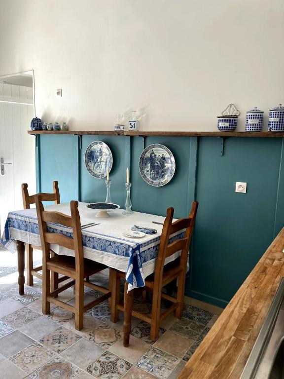 une salle à manger avec une table et deux chaises dans l'établissement Lavande, à Lauzun