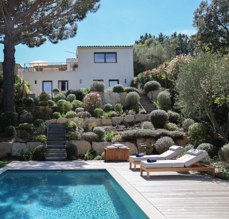 un jardin avec une piscine et une maison dans l'établissement Villa 32 l Sport Court & Pool l Shellter Rentals, à Sainte-Maxime