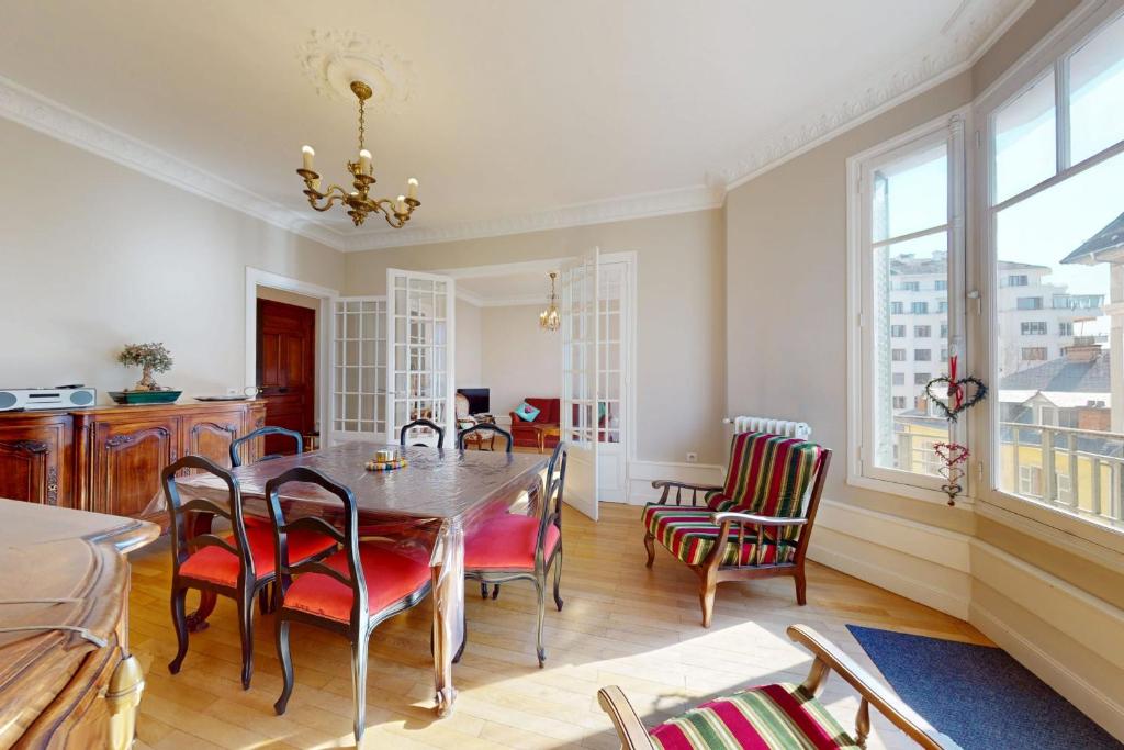 une salle à manger avec une table et des chaises dans l'établissement 22 Rue de la Gare, à Annecy