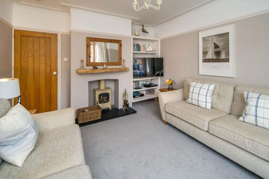 Una sala de estar con dos sofás y una chimenea. en Fitzroy, en Cowes