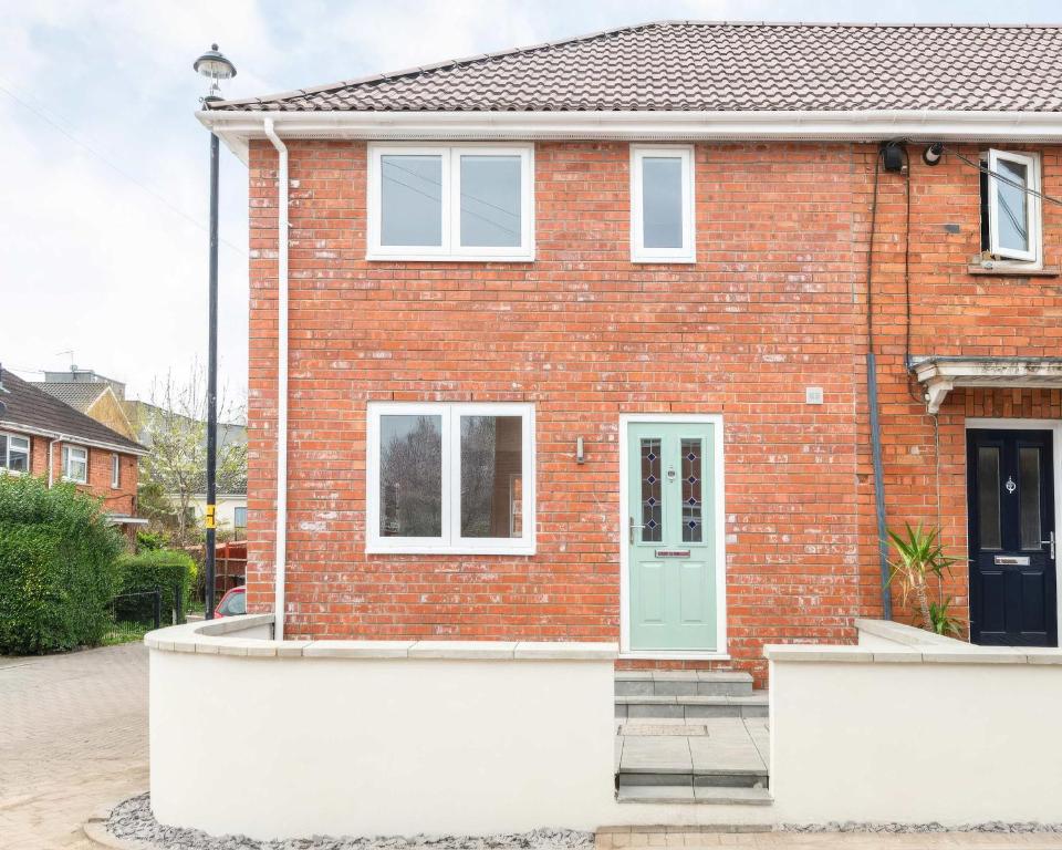 una casa in mattoni rossi con una porta verde di Dings House With FREE Parking In Super Central South West City Location By StayStaycations a Bristol