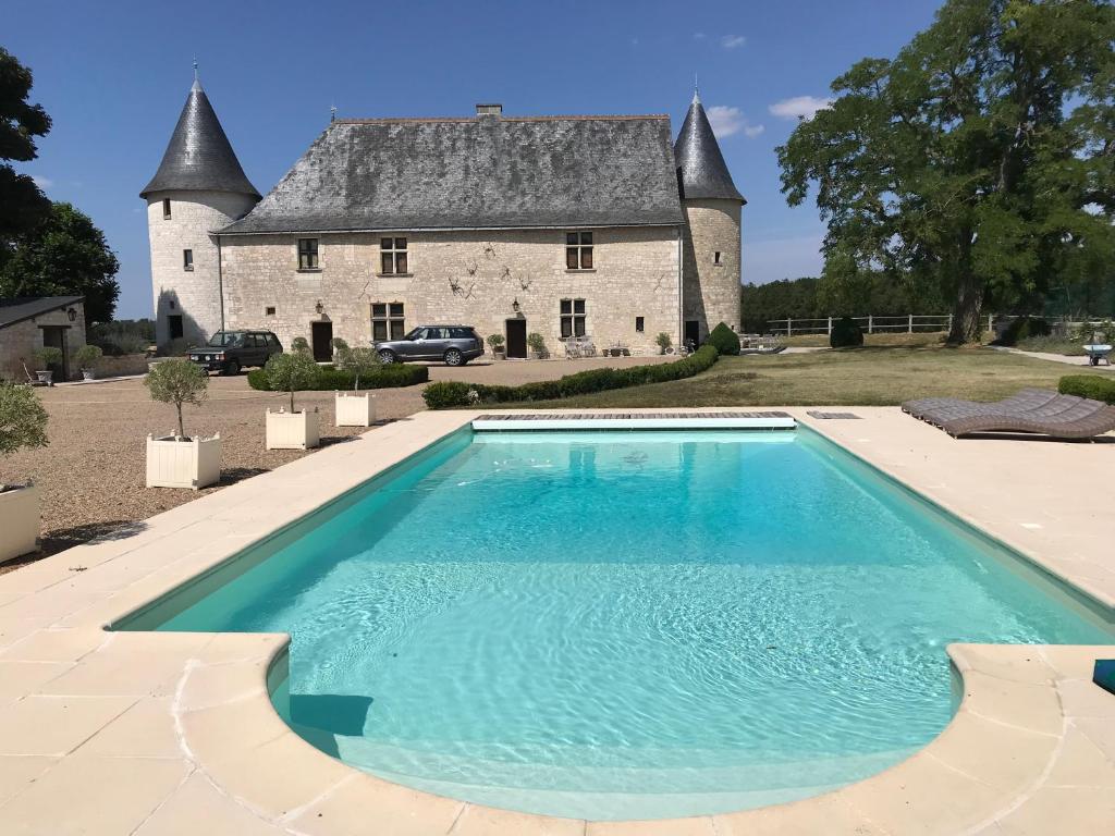 une grande piscine devant un immeuble dans l'établissement Unique outbuildings of a medieval Loire castle, à Marçay