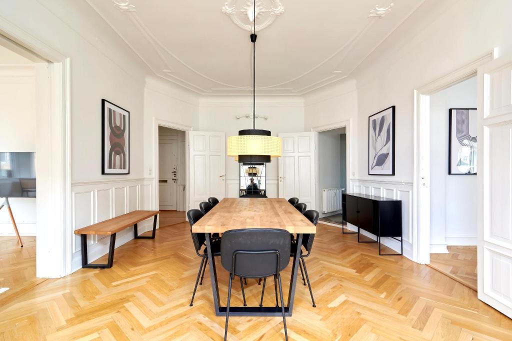 Un comedor con mesa y sillas en Huge modern & central 2BR loft, en Copenhague