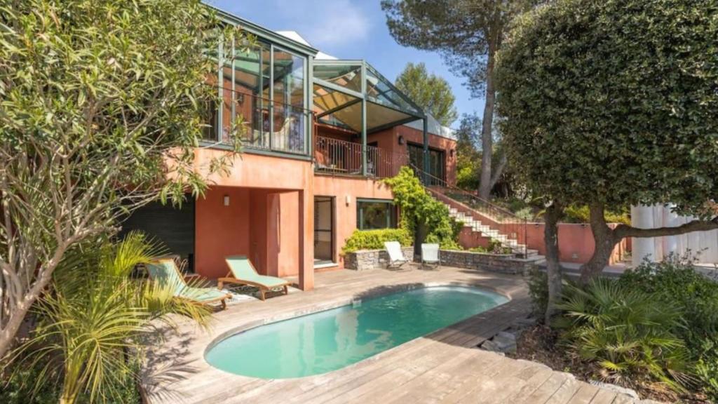 une maison avec une piscine devant dans l'établissement Grande villa, magnifique vue & piscine, à Saint-Gély-du-Fesc