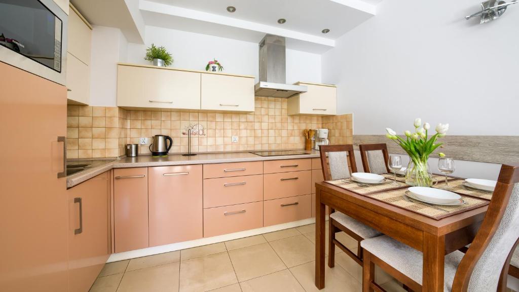 Kuchyňa alebo kuchynka v ubytovaní Apartamenty Sun & Snow Kołobrzeg Jantar